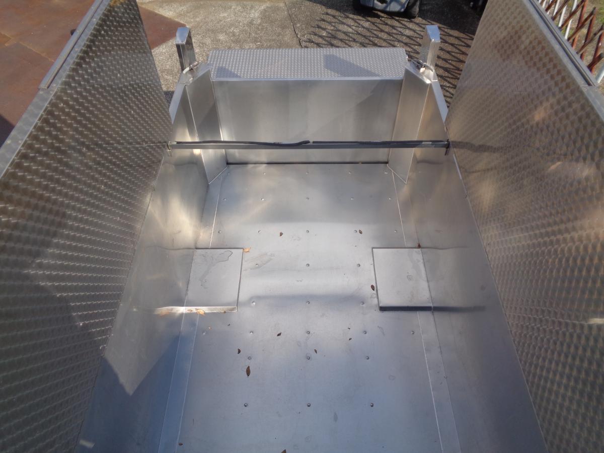 デュトロ活魚運搬車平成27年垂直ゲート総ステンレス特注ボディ|中古トラックの販売・買取・査定のアイナビ