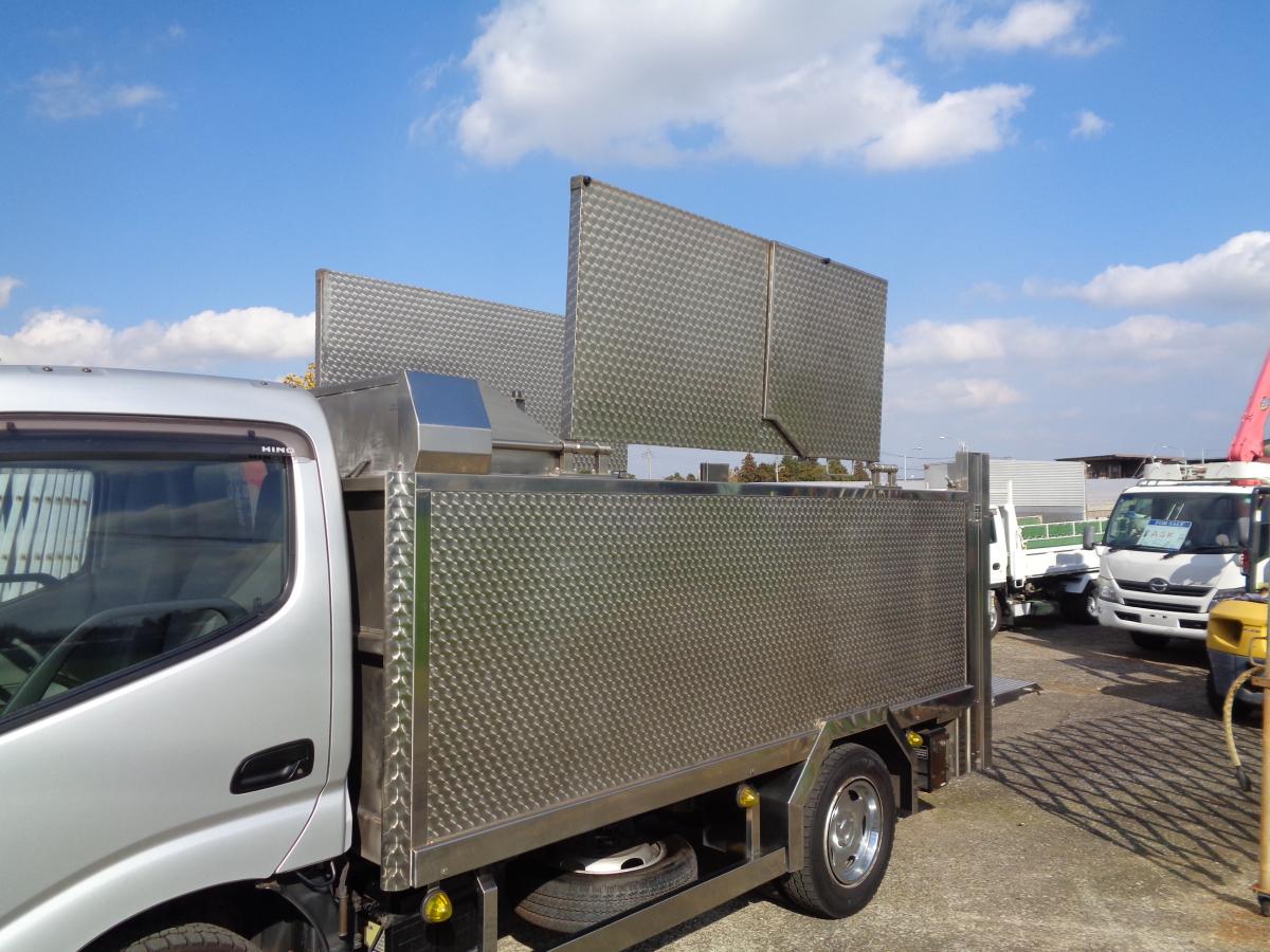 デュトロ活魚運搬車平成27年垂直ゲート総ステンレス特注ボディ|中古トラックの販売・買取・査定のアイナビ
