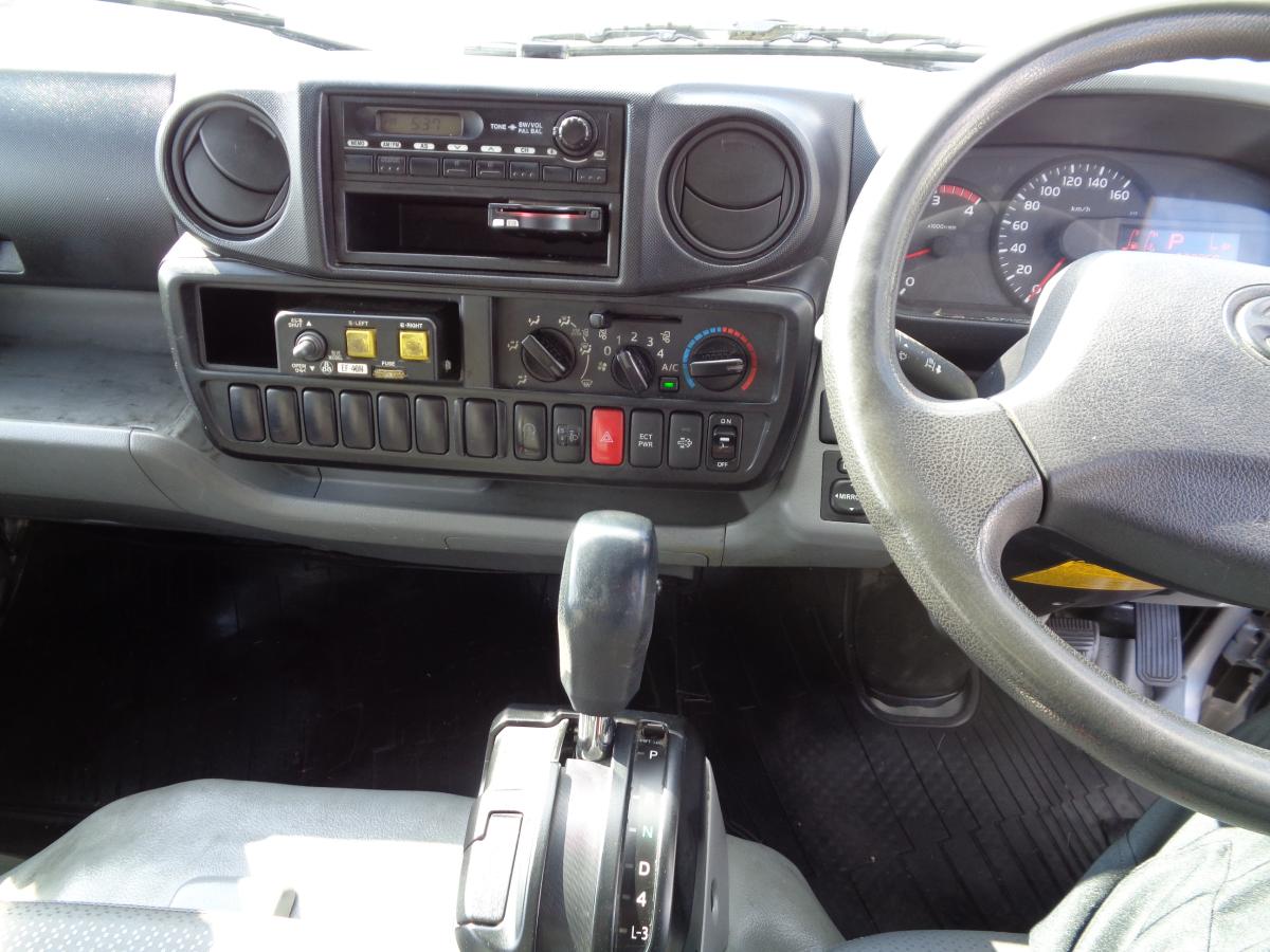 デュトロ活魚運搬車平成27年垂直ゲート総ステンレス特注ボディ|中古トラックの販売・買取・査定のアイナビ