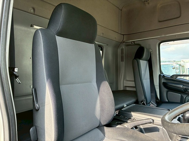 ハイルーフフルキャブベッド付き背高トランテックス240馬力|中古トラックの販売・買取・査定のアイナビ