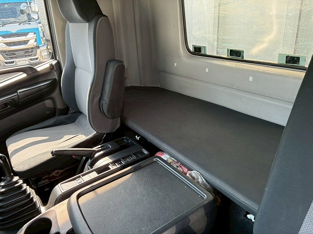 ハイルーフフルキャブベッド付き背高トランテックス240馬力|中古トラックの販売・買取・査定のアイナビ