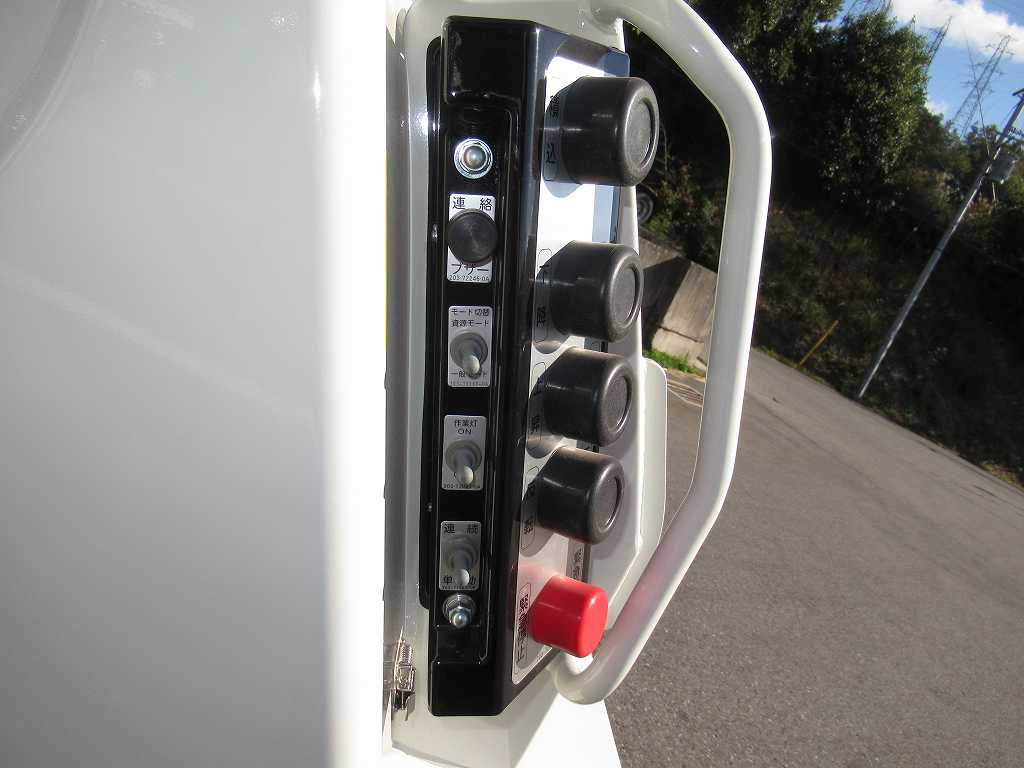 低走行 新明和(上物未使用令和7年製) プレス式 8.4立米|中古トラックの販売・買取・査定のアイナビ