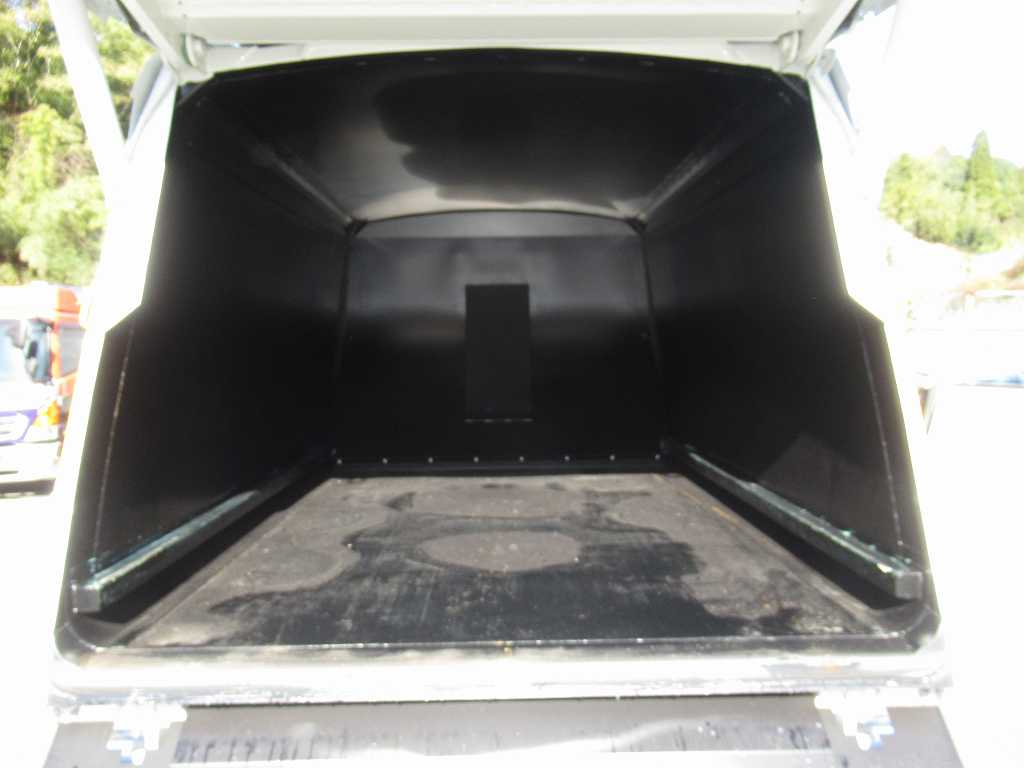 低走行 新明和(上物未使用令和7年製) プレス式 8.4立米|中古トラックの販売・買取・査定のアイナビ