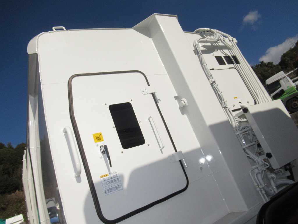 低走行 新明和(上物未使用令和7年製) プレス式 8.4立米|中古トラックの販売・買取・査定のアイナビ