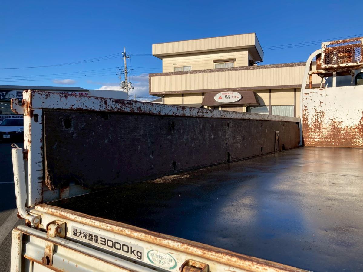 4段クレーン3トン積載リヤアウトリガー2.63t吊ラジコン付|中古トラックの販売・買取・査定のアイナビ