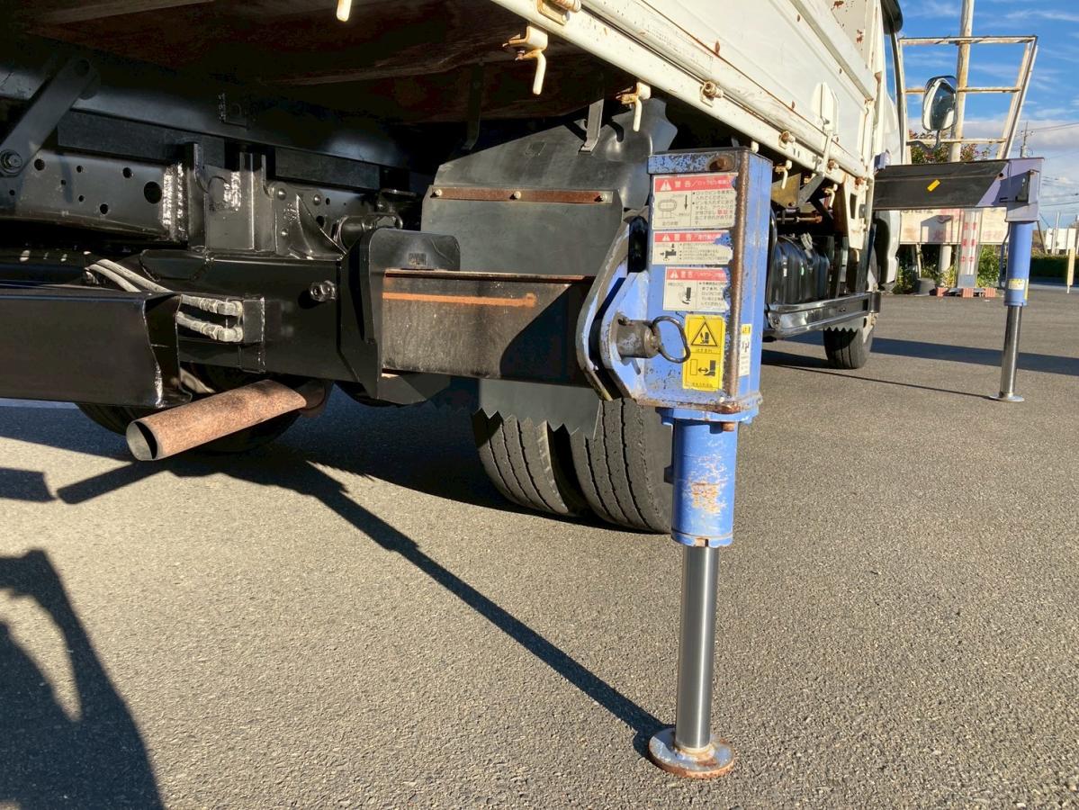 4段クレーン3トン積載リヤアウトリガー2.63t吊ラジコン付|中古トラックの販売・買取・査定のアイナビ