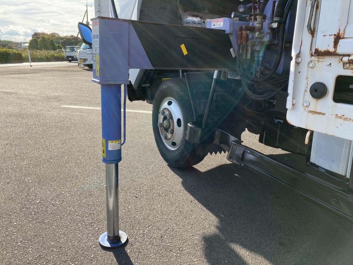 4段クレーン3トン積載リヤアウトリガー2.63t吊ラジコン付|中古トラックの販売・買取・査定のアイナビ