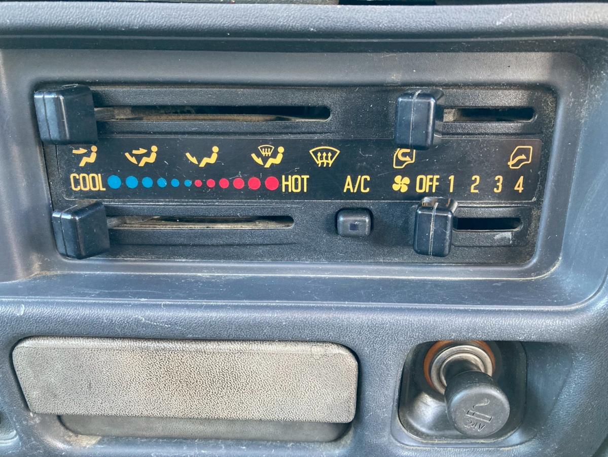 4段クレーン3トン積載リヤアウトリガー2.63t吊ラジコン付|中古トラックの販売・買取・査定のアイナビ