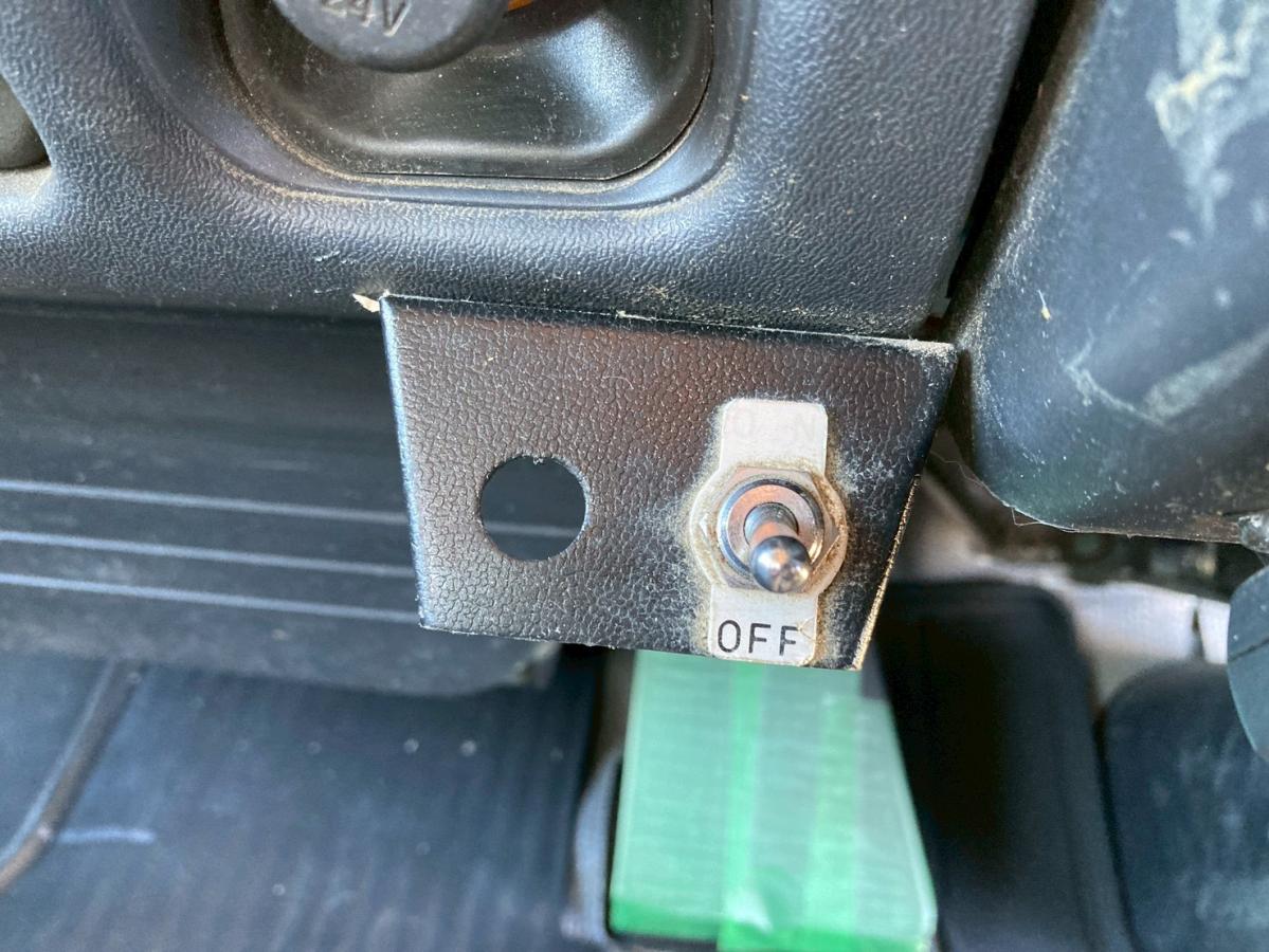 4段クレーン3トン積載リヤアウトリガー2.63t吊ラジコン付|中古トラックの販売・買取・査定のアイナビ