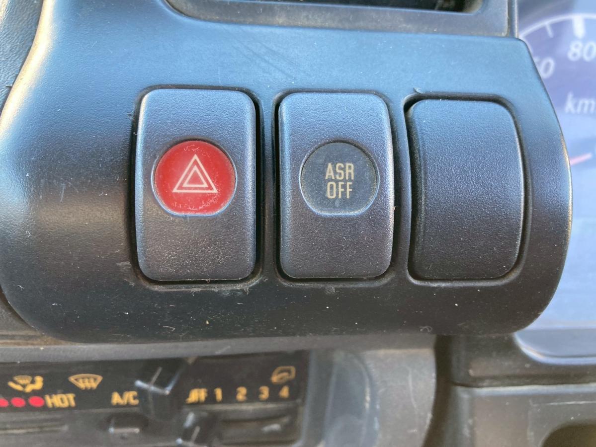 4段クレーン3トン積載リヤアウトリガー2.63t吊ラジコン付|中古トラックの販売・買取・査定のアイナビ