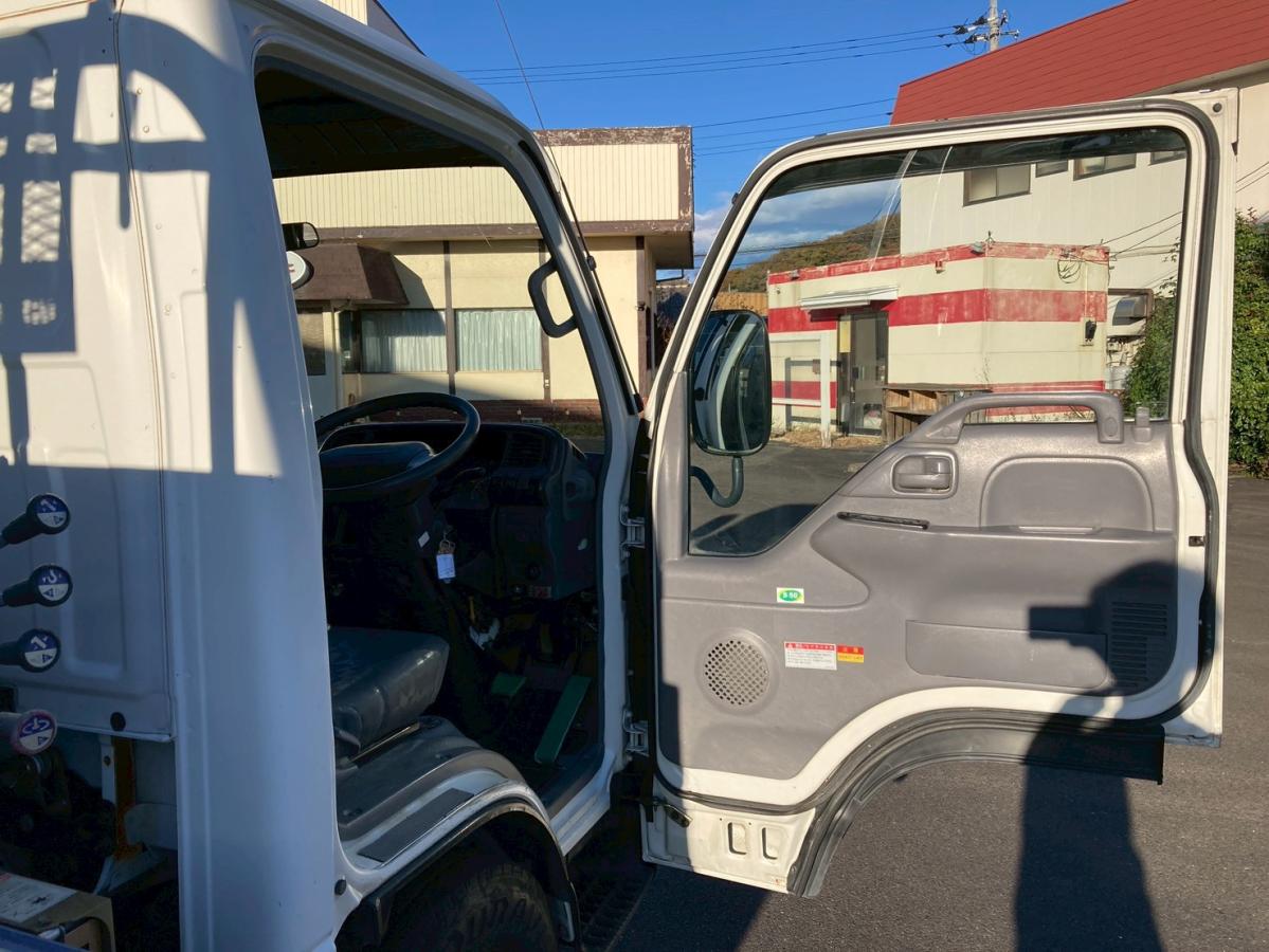 4段クレーン3トン積載リヤアウトリガー2.63t吊ラジコン付|中古トラックの販売・買取・査定のアイナビ