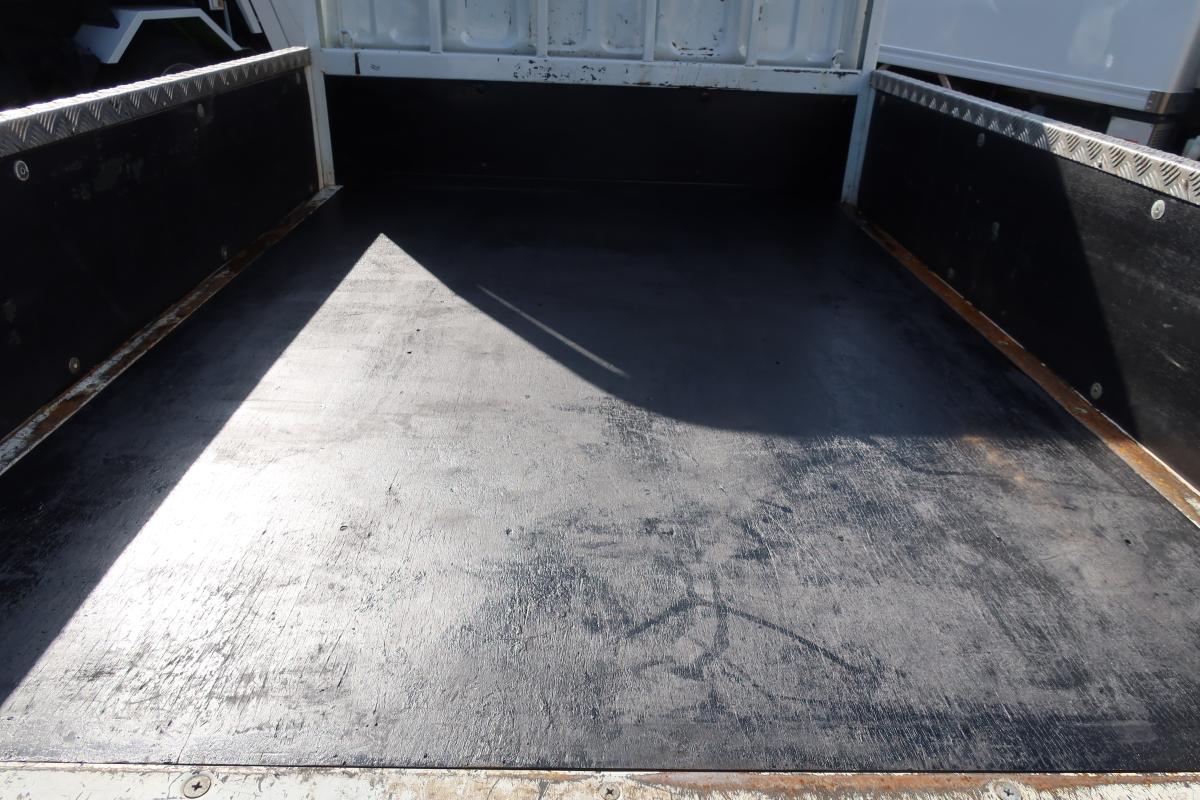 標準幅 Wキャブ 積載2000kg リアクーラー付き|中古トラックの販売・買取・査定のアイナビ