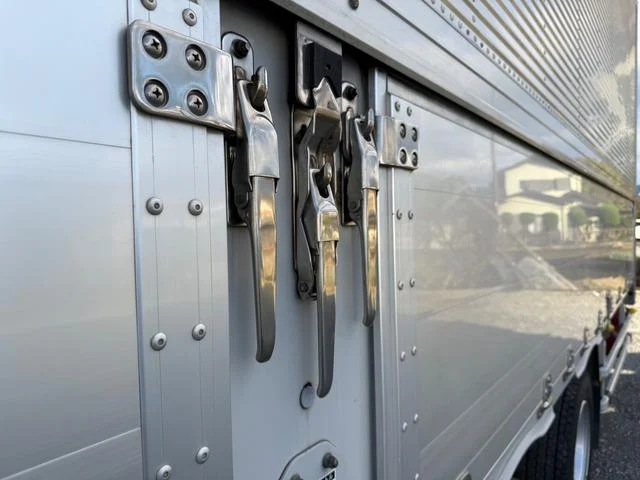 UDトラックス 乗用車 クオン|中古トラックの販売・買取・査定のアイナビ