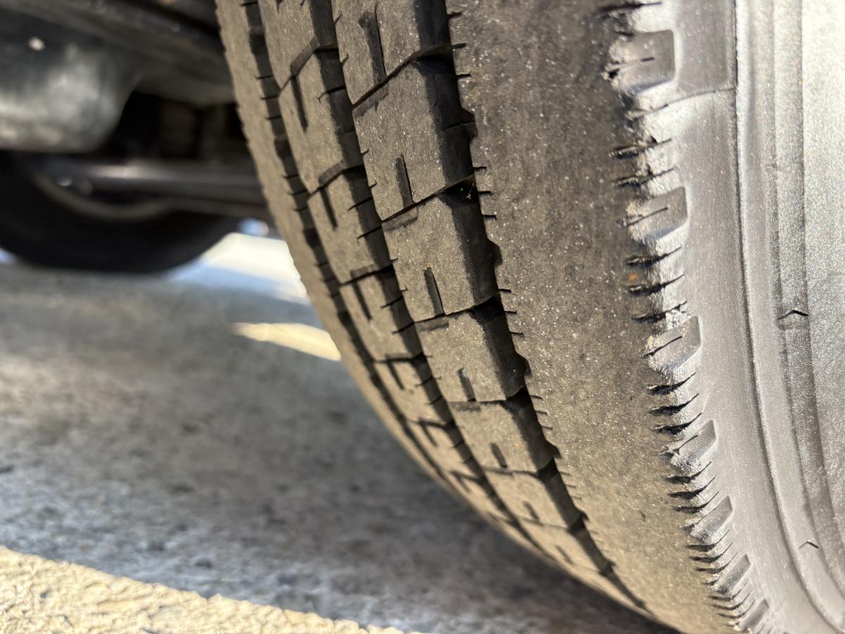 H25デュトロ2t平ボディ 3段クレーン|中古トラックの販売・買取・査定のアイナビ