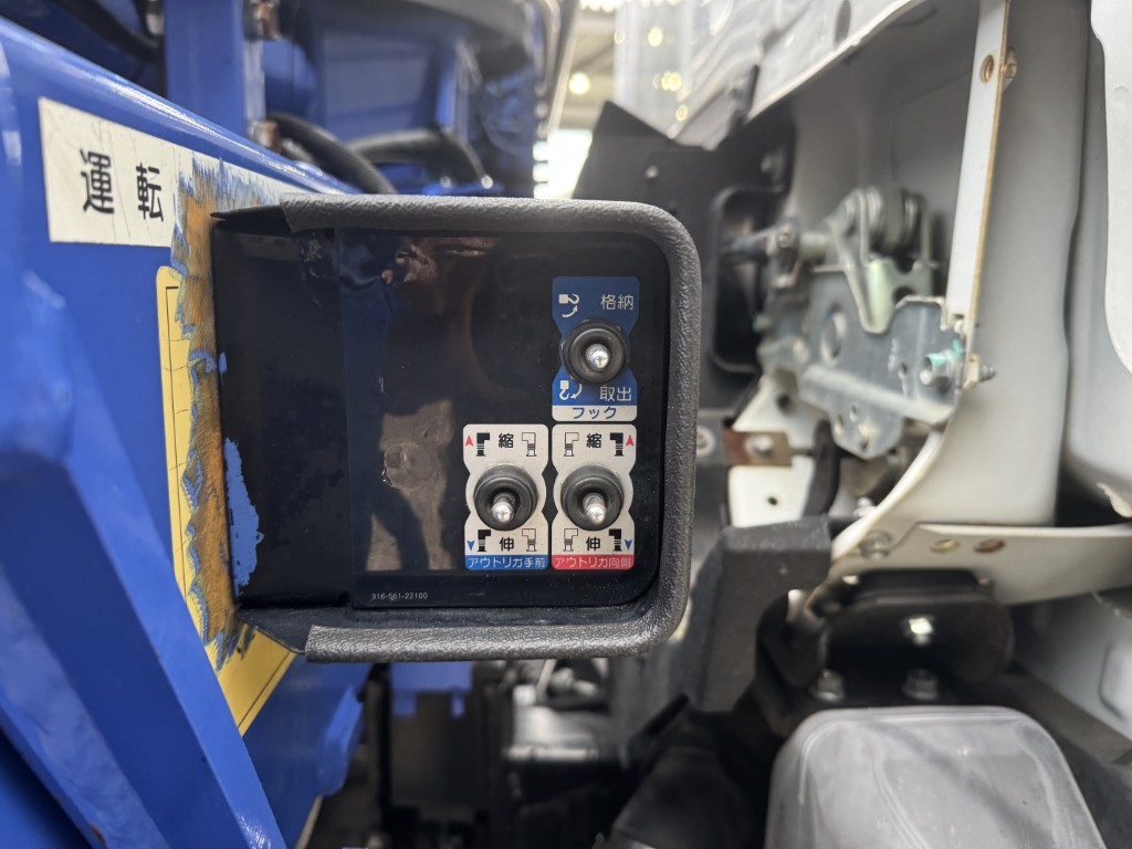 標準ロング吊t数2.6t吊3段ブームタダノラジコン付き|中古トラックの販売・買取・査定のアイナビ