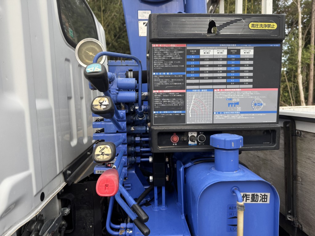 標準ロング吊t数2.6t吊3段ブームタダノラジコン付き|中古トラックの販売・買取・査定のアイナビ