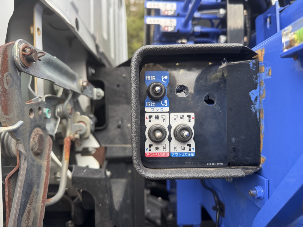 標準ロング吊t数2.6t吊3段ブームタダノラジコン付き|中古トラックの販売・買取・査定のアイナビ