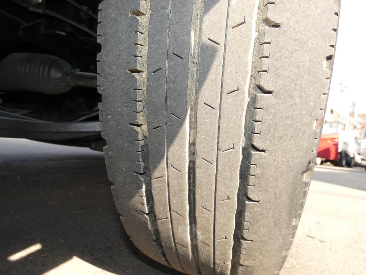 H27 マニュアル 2トン 平ボディ　251037|中古トラックの販売・買取・査定のアイナビ