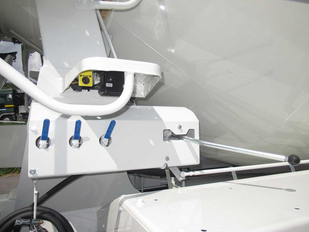 カヤバ MR4451 ドラム容量8.7立米 電動ホッパーカバー|中古トラックの販売・買取・査定のアイナビ