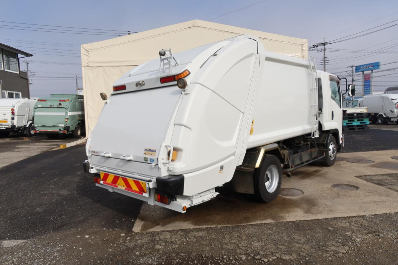 プレス式パッカー車 新明和製8.2立米 積載1750kg|中古トラックの販売・買取・査定のアイナビ