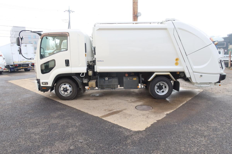 プレス式パッカー車 新明和製8.2立米 積載1750kg|中古トラックの販売・買取・査定のアイナビ