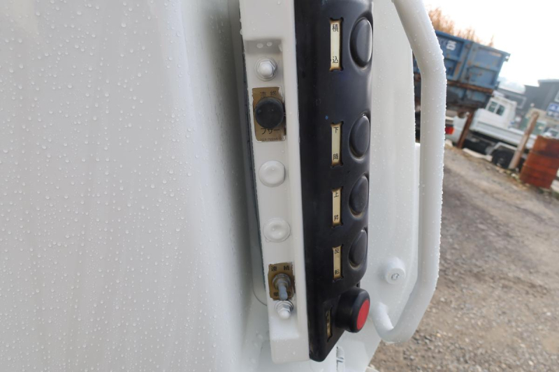 プレス式パッカー車 新明和製8.2立米 積載1750kg|中古トラックの販売・買取・査定のアイナビ