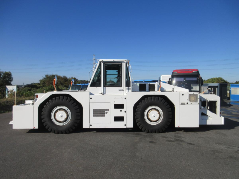 大型航空機牽引車 トーイングカー コマツ製 WT500|中古トラックの販売・買取・査定のアイナビ