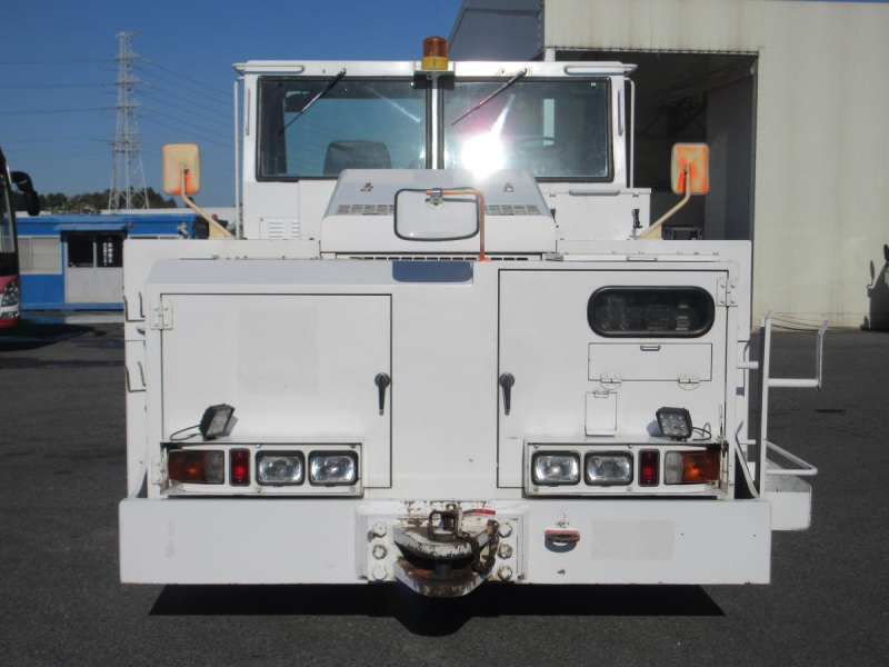 大型航空機牽引車 トーイングカー コマツ製 WT500|中古トラックの販売・買取・査定のアイナビ