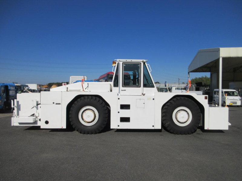 大型航空機牽引車 トーイングカー コマツ製 WT500|中古トラックの販売・買取・査定のアイナビ