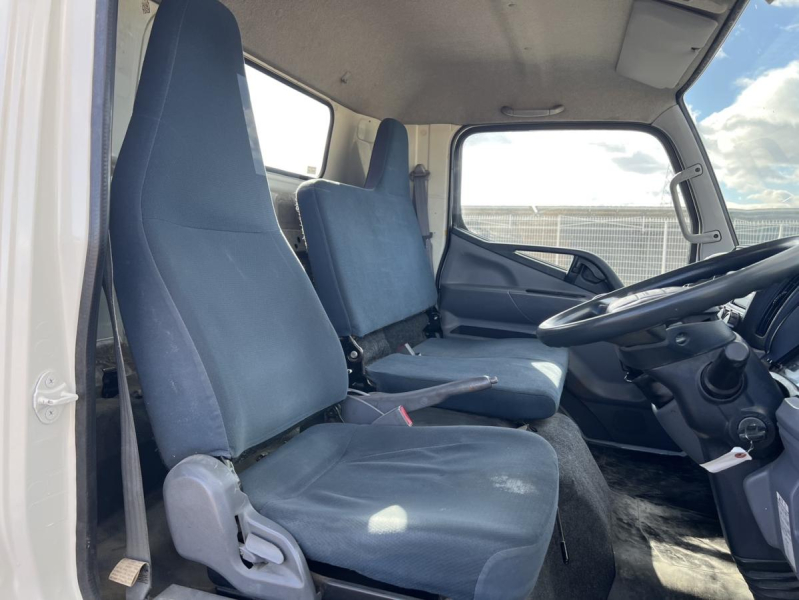 平成28年キャンター4段クレーンラジコン付差し違いMT5|中古トラックの販売・買取・査定のアイナビ