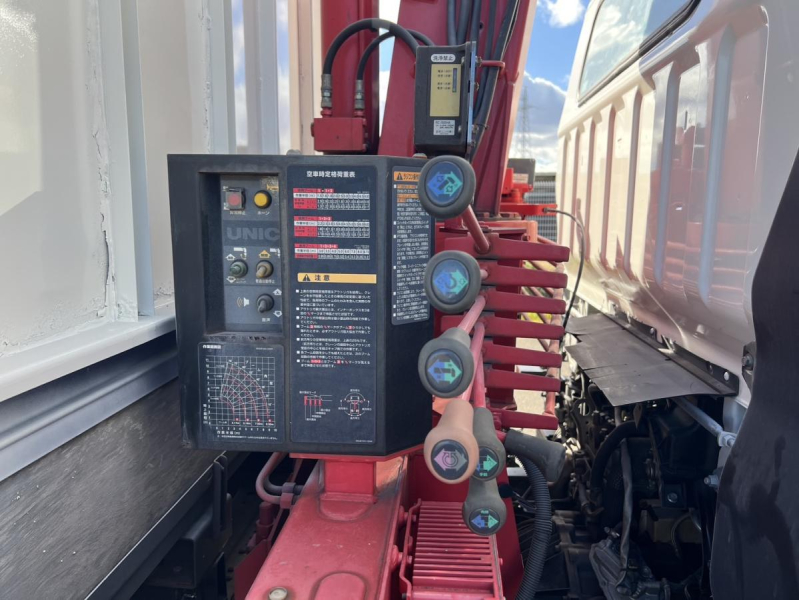 平成28年キャンター4段クレーンラジコン付差し違いMT5|中古トラックの販売・買取・査定のアイナビ