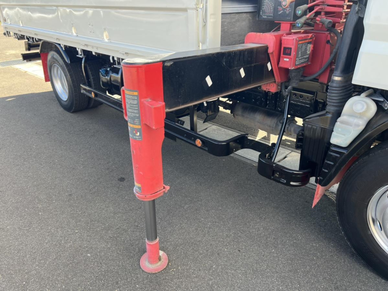 平成28年キャンター4段クレーンラジコン付差し違いMT5|中古トラックの販売・買取・査定のアイナビ