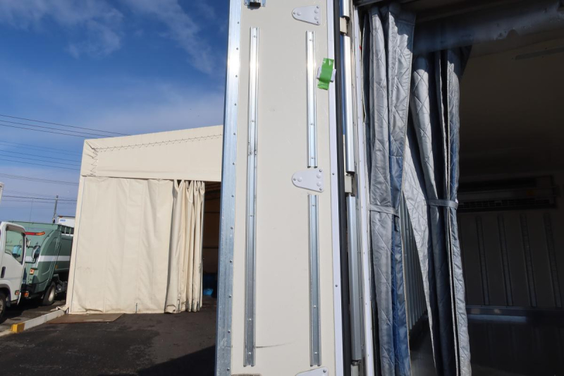 ワイド幅 冷蔵冷凍車 東プレ-5℃  AT車|中古トラックの販売・買取・査定のアイナビ