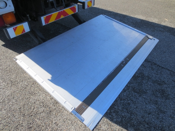 いすゞフォワードワイドドライバンゲート付|中古トラックの販売・買取・査定のアイナビ