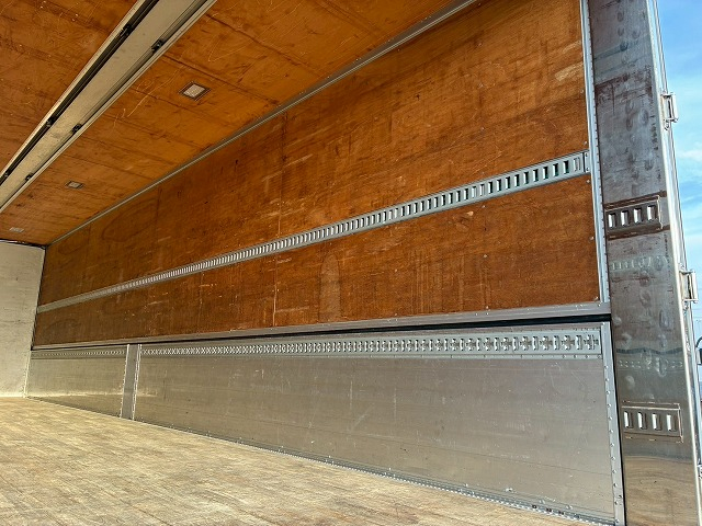 8×4スーパーハイルーフ日本フルハーフ後輪エアサス|中古トラックの販売・買取・査定のアイナビ