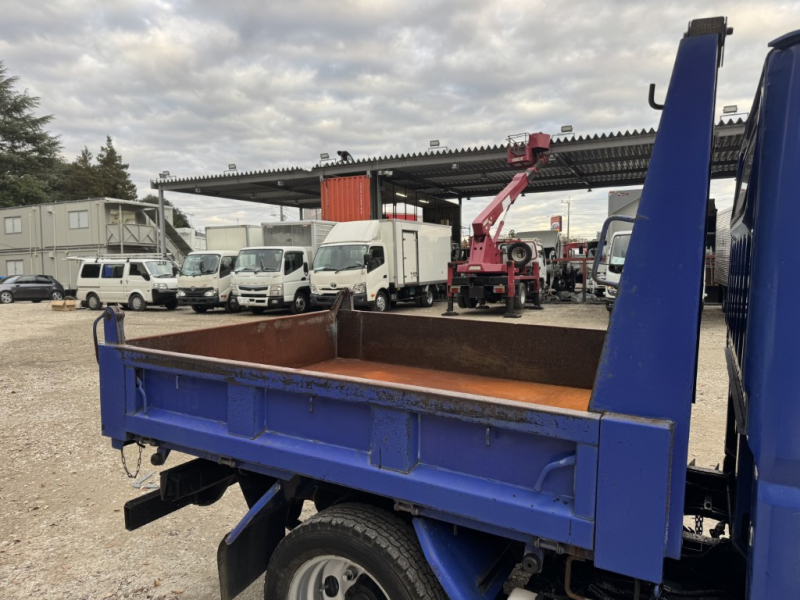 Wキャブダンプ 10尺 全低床 極東開発 DD02-31|中古トラックの販売・買取・査定のアイナビ
