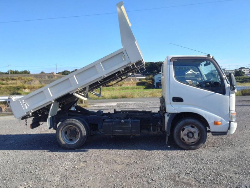 トヨタトヨエース2トンダンプ 1年保証付き 全低床 3方開|中古トラックの販売・買取・査定のアイナビ