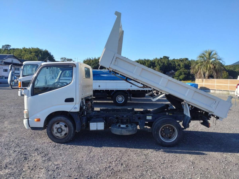 トヨタトヨエース2トンダンプ 1年保証付き 全低床 3方開|中古トラックの販売・買取・査定のアイナビ