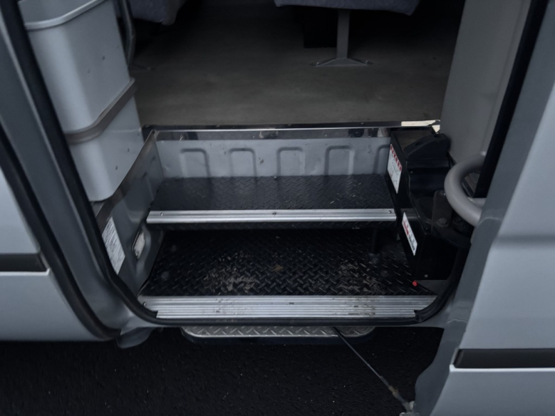 スーパーラウンジロング自動ドアモケリク冷蔵庫AT|中古トラックの販売・買取・査定のアイナビ