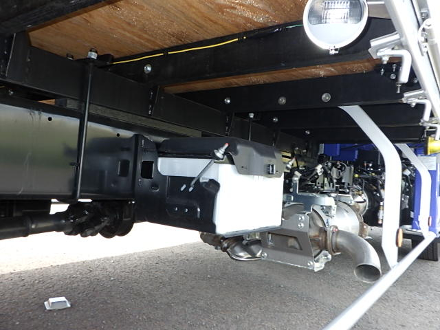 日野 令和7年式 クレーン付き アルミ平ボディ 車検付き|中古トラックの販売・買取・査定のアイナビ