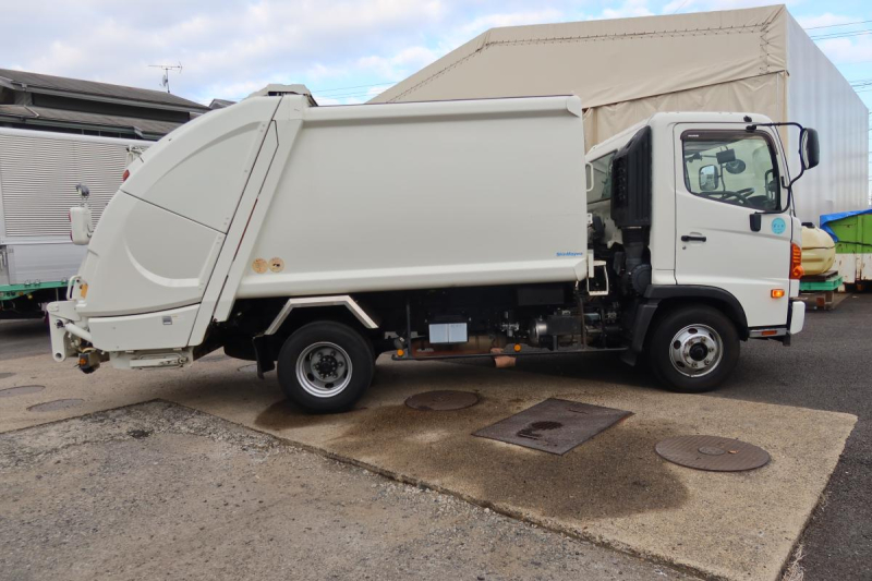 プレス式パッカー車 新明和製8.2立米 積載1600kg|中古トラックの販売・買取・査定のアイナビ