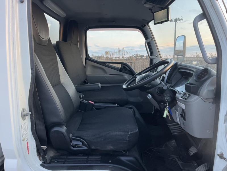 平成28年キャンターパネルバン4WD準中型AT限定可|中古トラックの販売・買取・査定のアイナビ