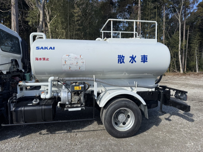 最大数量3900L 前後散水 サブエンジン式 AT|中古トラックの販売・買取・査定のアイナビ