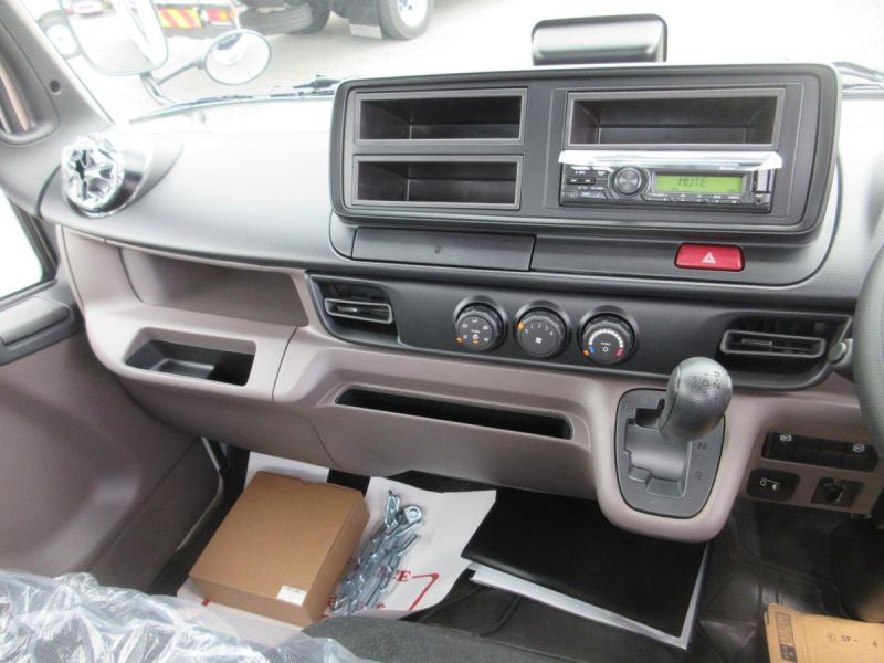 AT 積載3トン ショート 平ボデー サイドガードアシスト|中古トラックの販売・買取・査定のアイナビ