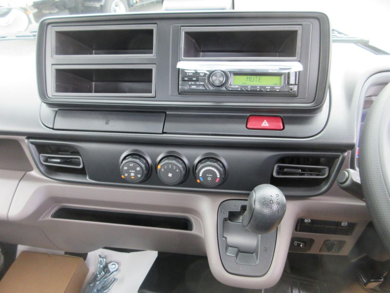 AT 積載3トン ショート 平ボデー サイドガードアシスト|中古トラックの販売・買取・査定のアイナビ