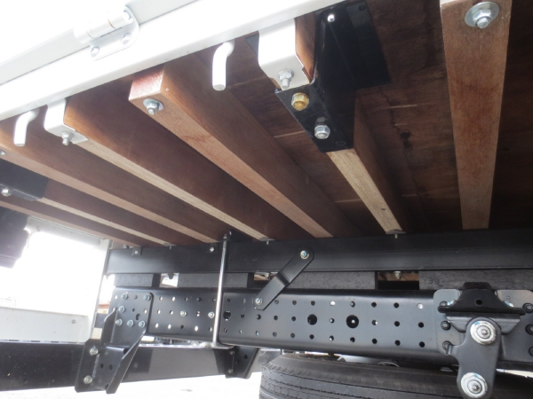 三菱キャンターワイド超ロングクレーン付|中古トラックの販売・買取・査定のアイナビ