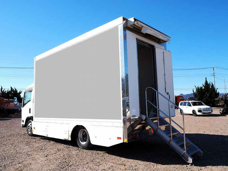 いすゞエルフワイド超ロングヤシカ車体製イベント車両向け|中古トラックの販売・買取・査定のアイナビ