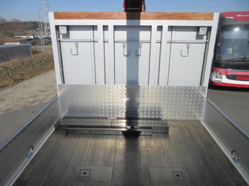 高床3軸 リヤエアサス UNIC製 4段 クレーン付アルミ平 !|中古トラックの販売・買取・査定のアイナビ