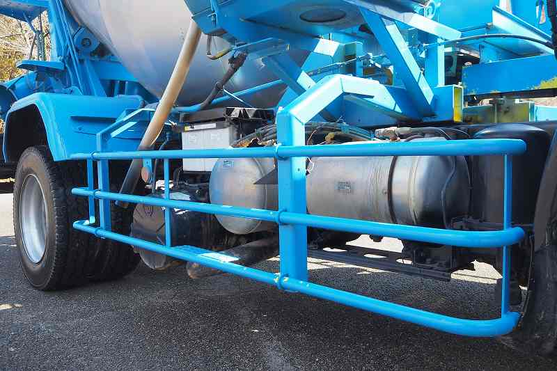 三菱ファイター増トン11t未満カヤバミキサー車|中古トラックの販売・買取・査定のアイナビ