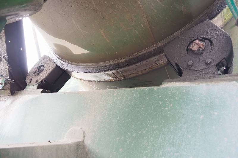 フォワード中型6t車カヤ製生コンミキサー車スランプガード|中古トラックの販売・買取・査定のアイナビ